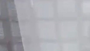 Imagen del momento de la agresión en el hotel Nautilus de Miami Beach.