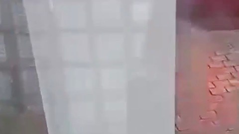 Imagen del momento de la agresión en el hotel Nautilus de Miami Beach.