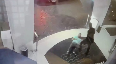 Imagen del momento de la agresión en el hotel Nautilus de Miami Beach.