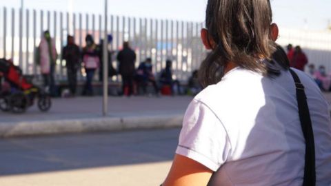 Migrantes en la frontera entre Tijuana y San Diego.