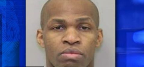 Benjamin Davis, de 29 años, tienen un historial violento.