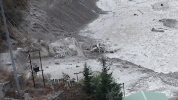 Autoridades de la India elevan a 19 el número de muertos y más de 200 desaparecidos por avalancha de lodo.