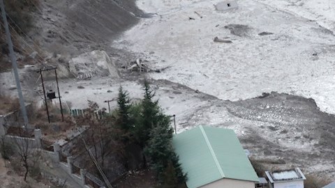 Autoridades de la India elevan a 19 el número de muertos y más de 200 desaparecidos por avalancha de lodo.