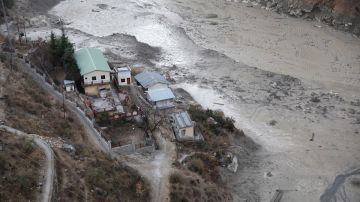 Autoridades de la India elevan a 19 el número de muertos y más de 200 desaparecidos por avalancha de lodo.