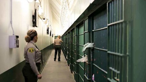 De acuerdo con datos oficiales, la población carcelaria en Los Ángeles es 53 por ciento latina.