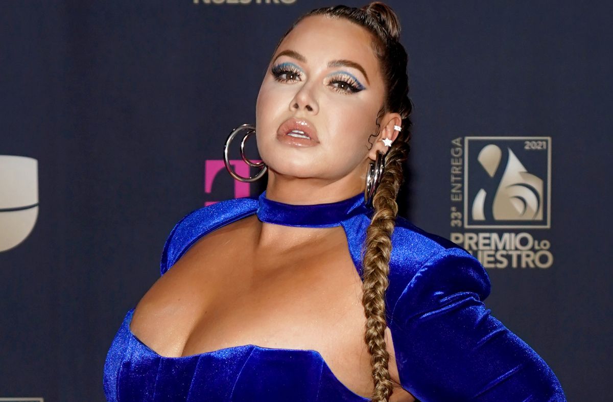 Chiquis Rivera arrived showing off her feet on the Lo Nuestro Award carpet