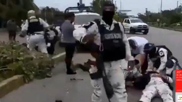 Elemento de la Guardia Nacional cae herido tras enfrentamiento con presuntos secuestradores en Cancún México.