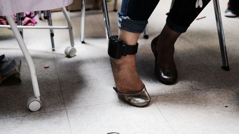 Inmigrante con grillete electrónico en el tobillo