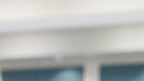 Una estudiante de primaria entra a la cafetería de la escuela.