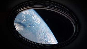 Un astronauta tomó esta foto de la Tierra mientras miraba hacia el próximo objetivo de la NASA: un regreso a la Luna.