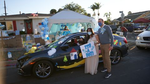 Día del baby shower estilo drive thru. (Photo by Anjel Miguel)