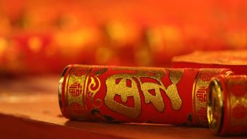 Los colores dorados y rojos son de la fortuna en la cultura oriental.