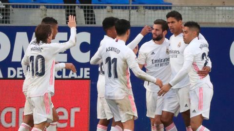 Raphael Varane celebra su segundo gol ante el Huesca.