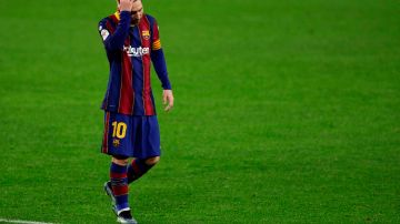 La imagen de Lionel Messi derrotado... un año más.