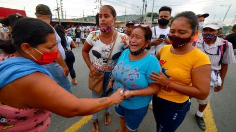 Familiares de los reclusos amotinados en las cárceles de Ecuador en busca de información.