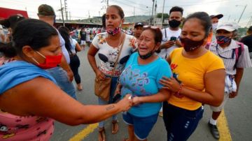 Familiares de los reclusos amotinados en las cárceles de Ecuador en busca de información.
