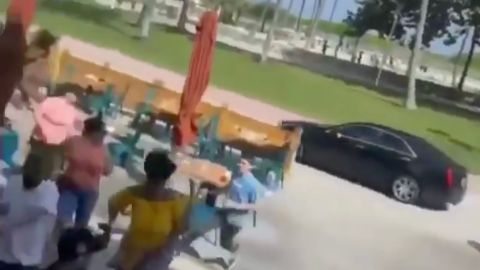 Imagen del momento en el que el vehículo pasó por Ocean Drive, una zona peatonal de Miami Beach.