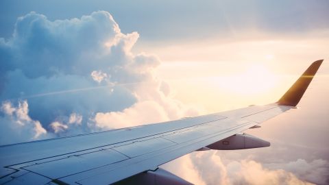 Soñar con un accidente aéreo está relacionado con los miedos.