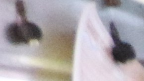 Filiberto García (d), gerente del restaurante La Barca ayuda en los pedidos.  / fotos: Jorge Luis Macías.