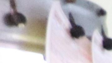 Filiberto García (d), gerente del restaurante La Barca ayuda en los pedidos.  / fotos: Jorge Luis Macías.