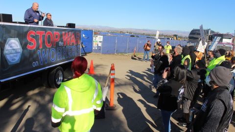 Los trabajadores se reunieron bajo el lema de ‘Alto a la guerra contra los trabaadores’. / fotos: suministradas.