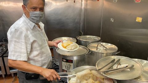 Juan Manuel Santoyo, propietario de Tamales Liliana’s, muestró todo el producto para la venta de ayer martes. / foto: Jorge Luis Macías.