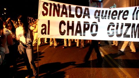 La foto del 25 de febrero de 2014 muestra a mujeres de narcos durante una protesta en Culiacán.