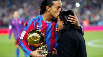 Ronaldinho con su madre Miguelina Eloi Assis dos Santos cuando militaba en el Barcelona.