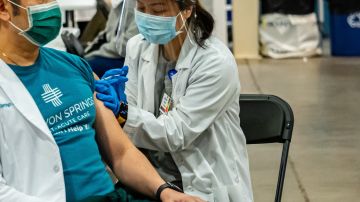 La contratación de enfermeras de otros países ayudaría a abatir la aguda escasez de trabajadores de salud que hay en el país. (Cortesía Santa Clara County)