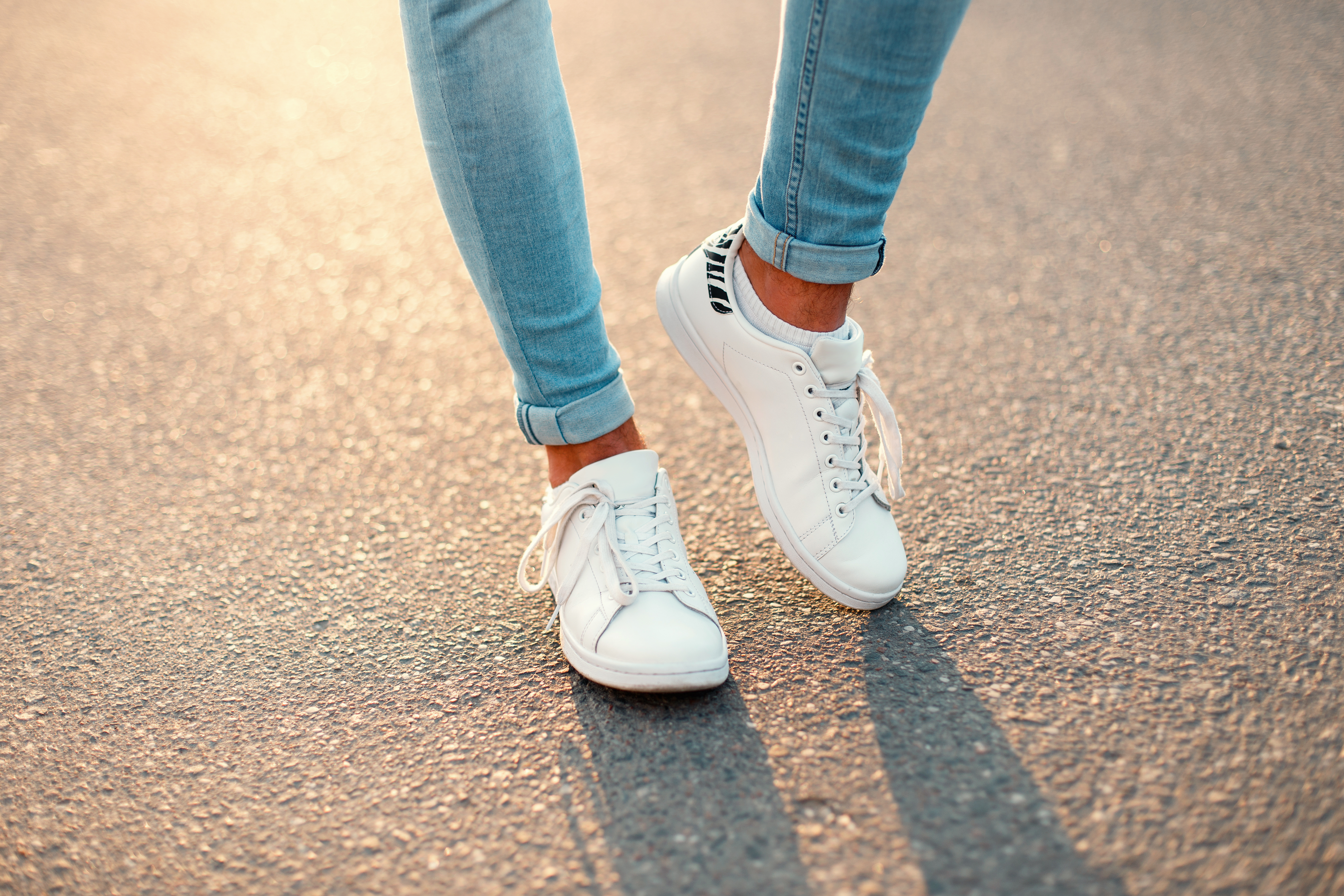 Белые кроссовки на ногах