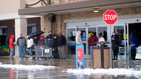 Varias personas hacen fila ante un mercado en Katy, Texas.