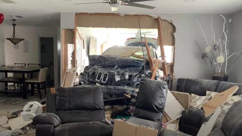 El auto chocó contra la pared de una habitación y llegó hasta el salón de la casa.