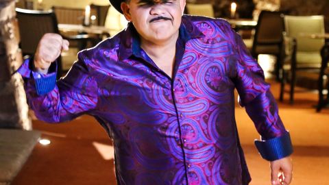 Chuy Lizárraga promociona 'No discutamos', el primer corte del primer álbum que graba con mariachi. Foto: Cortesía