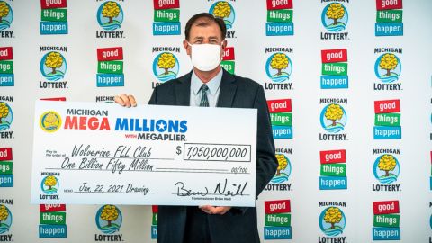 El representante y abogado del club, Kurt D. Panouses, recibió el premio de Mega Millions.