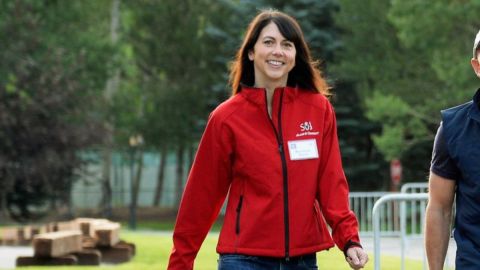 Mackenzie Scott tiene un patrimonio neto estimado de en torno a los $53,000 millones.