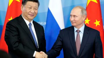 Mandatarios de China y Rusia dándose la mano