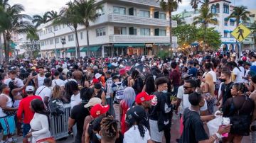 Gente desbordada en Miami Beach