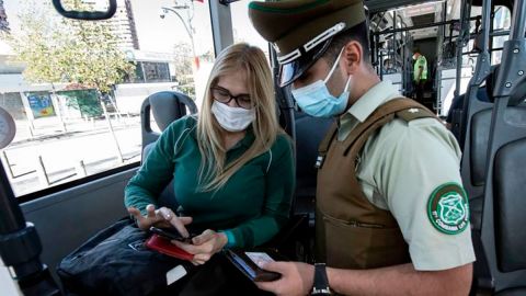 Policía y mujer chilena