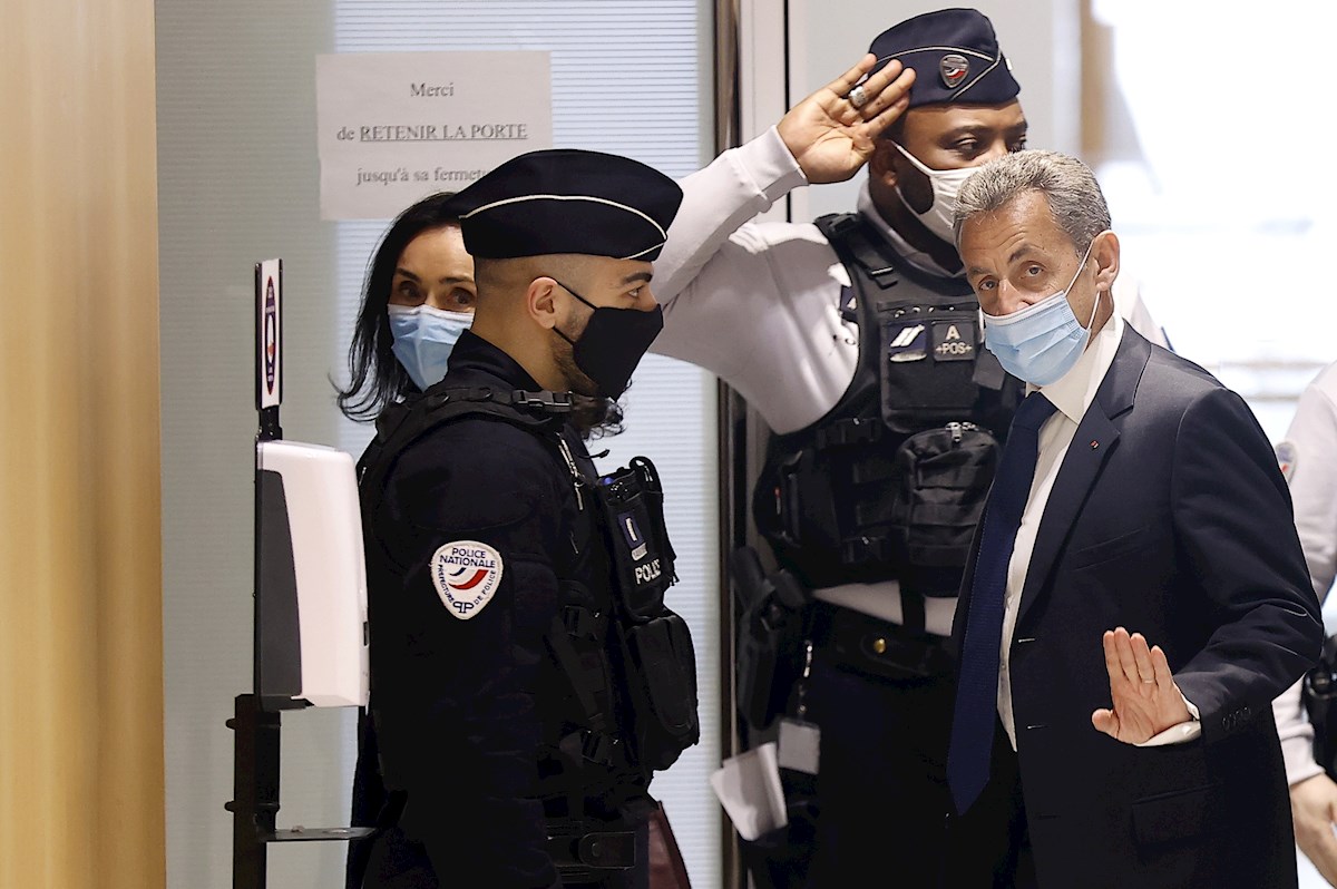 Nicolas Sarkozy es sentenciado a tres años de prisión por corrupción y tráfico de influencias.