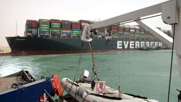 Buque carguero en Canal de Suez
