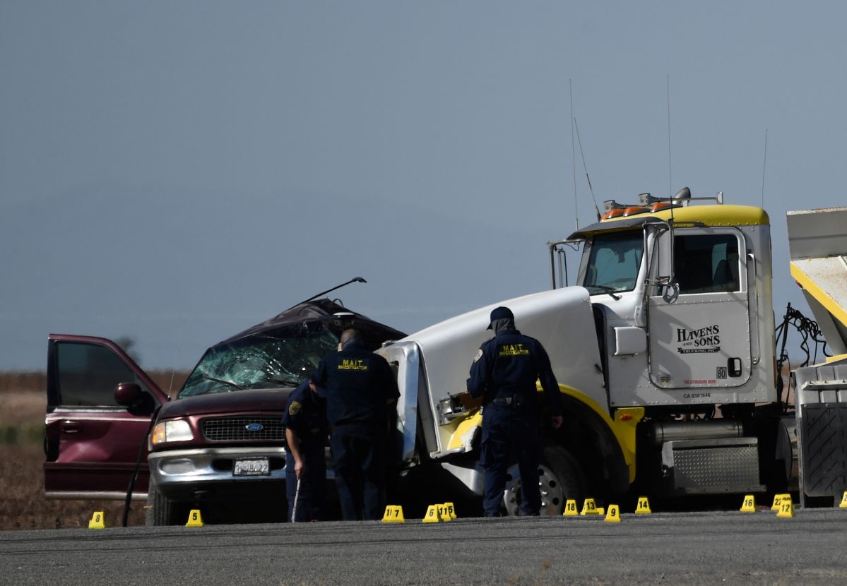 Investigadores en la escena del accidente en el murieron al menos 15 personas.