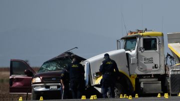 Investigadores en la escena del accidente en el murieron al menos 13 personas.