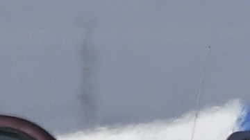 Detectives investigan el area donde ocurrió el accidente donde murieron 13 personas.