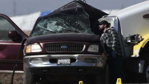 Detectives investigan el area donde ocurrió el accidente donde murieron 13 personas.