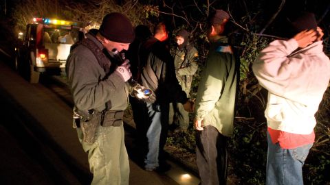 Agentes de la Patrulla Fronteriza detienen a inmigrantes en la frontera.