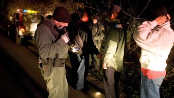 Agentes de la Patrulla Fronteriza detienen a inmigrantes en la frontera.
