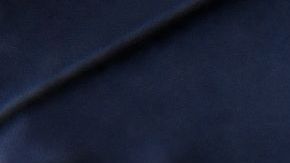 Una niña migrante con su madre esperan un autobús cerca del Puente Internacional Gateway en Texas.