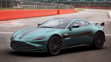 Aston presenta su nuevo vehículo 2024.