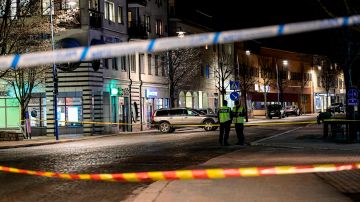 La policía acordonó el lugar del ataque donde hirieron a 8 en Vetlanda, Suecia.
