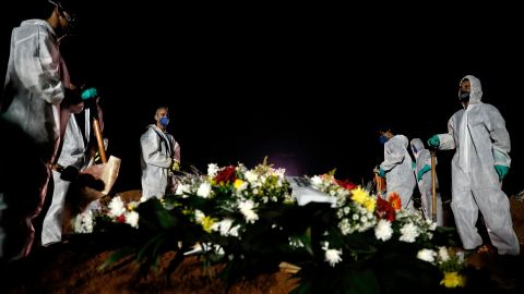Entierro nocturno de una víctima de covid-19 hoy en el cementerio Vila Formosa en Sao Paulo.